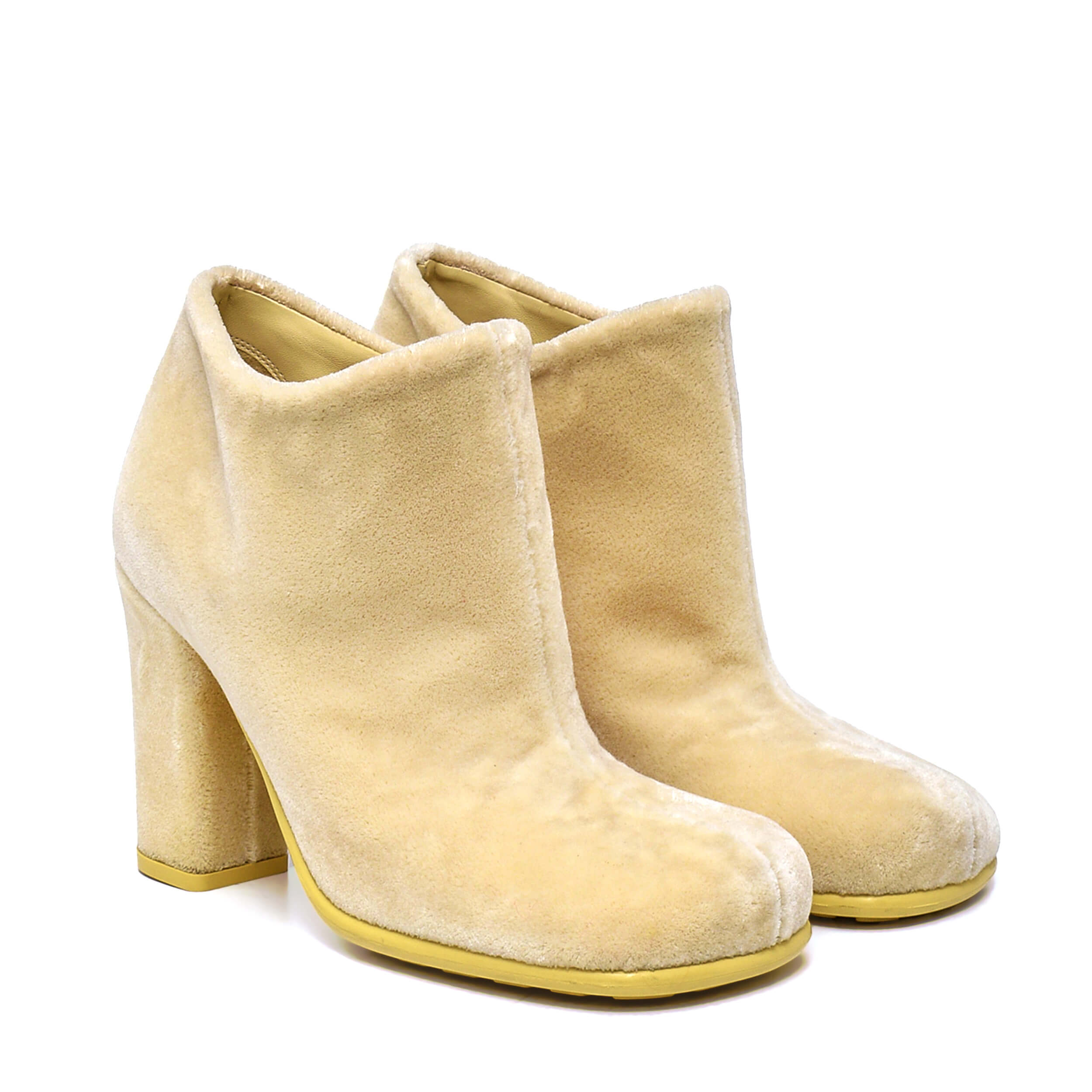 Bottega Veneta - Cream Storm Teddy Ankle Boots / 38